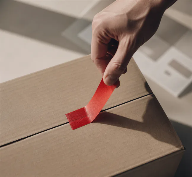Navigating the Challenges of E-commerce in 2025 4 Scarlet tape sealing cardboard box